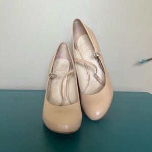 Nine West Cream Heels Classic Design
